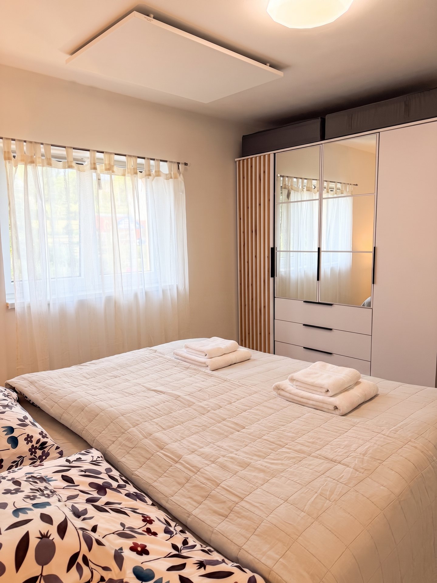 Ložnice se šatní skříní se zrcadlem a oknem – Apartmány Panorama Bublava